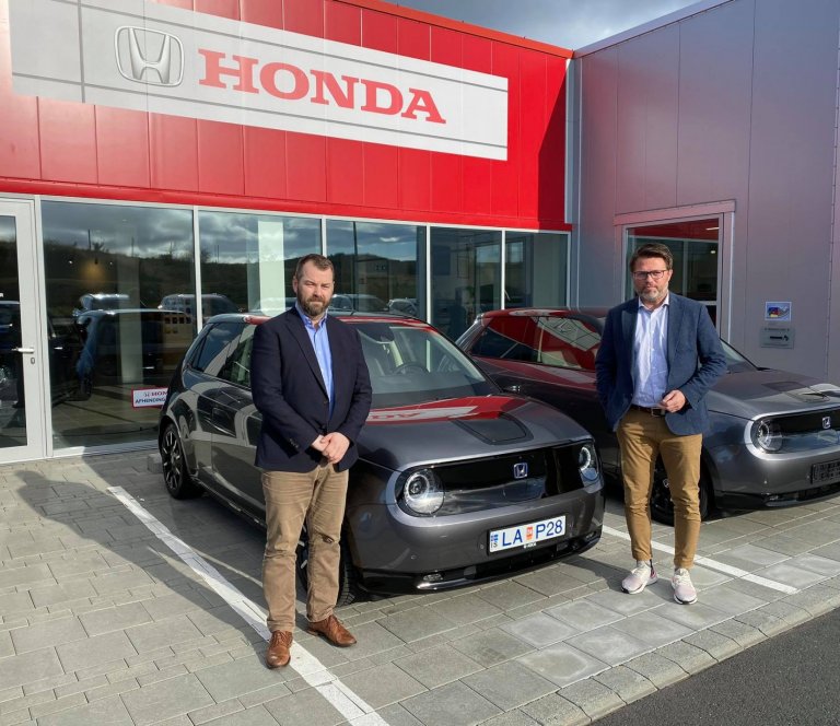 Hlynur Björn Pálmason, sölustjóri Honda umboðsins, afhenti Þorsteini Guðjónssyni fyrsta Honda e bíli…