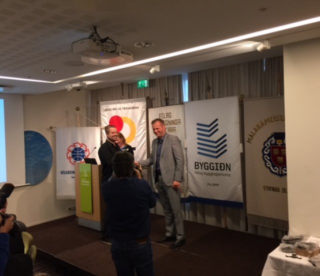 AFHENDING SVEINSBRÉFA Í 12 GREINUM.