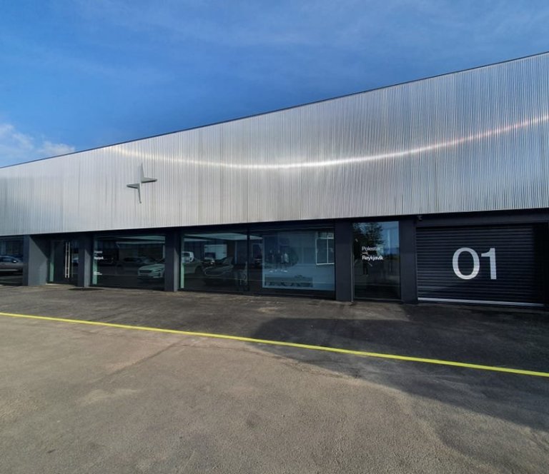 Rafbílaframleiðandinn Polestar opnar sjálfbæran rafbílasal í Reykjavík – knúinn sólarorku