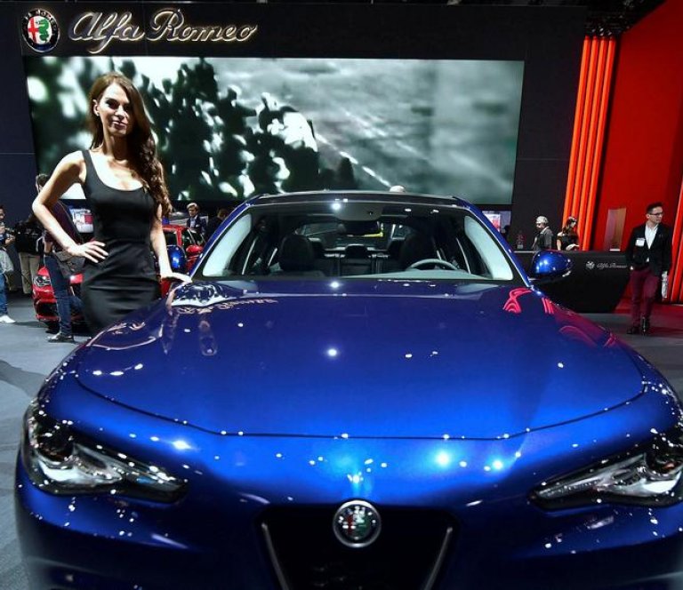 Sjö keppa um sæmd­ar­titil