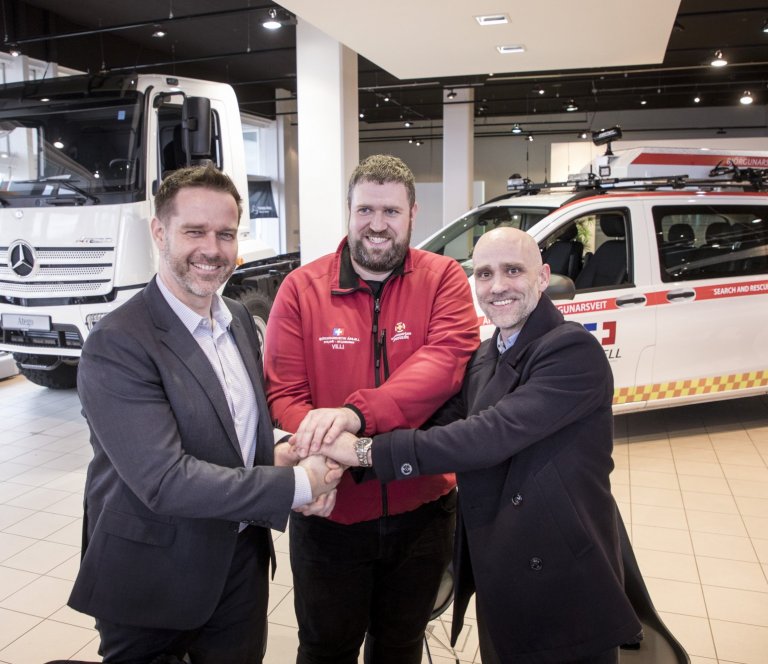 Björgunarsveitin Ársæll fær Mercedes-Benz bíla