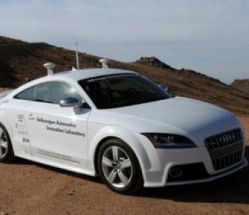 Mann­laus bíll sló kapp­akst­urs­bíl við