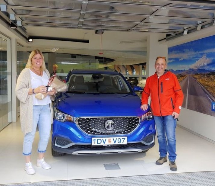 Hjónin Jose Vicente Garcia Agullo og Sigrún Garcia Thorarensen, sem festu kaup á tvö þúsundasta rafb…