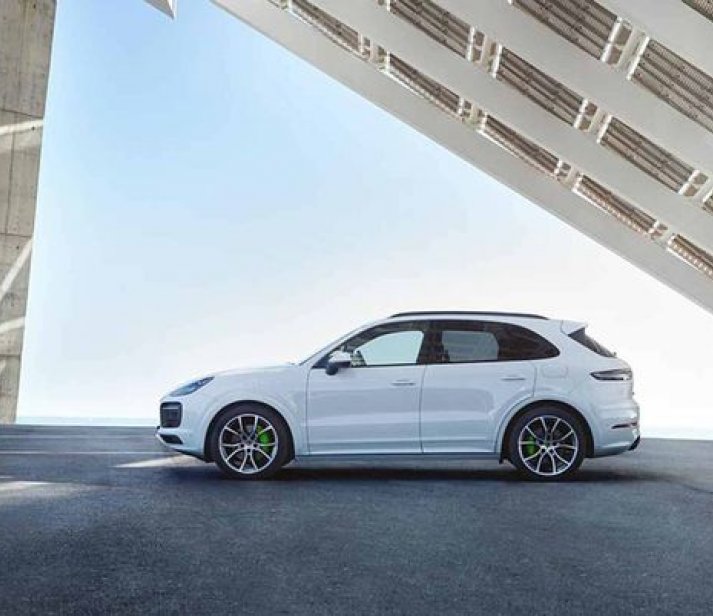 Cayenne E-Hybrid úr 416 í 455 hestöfl