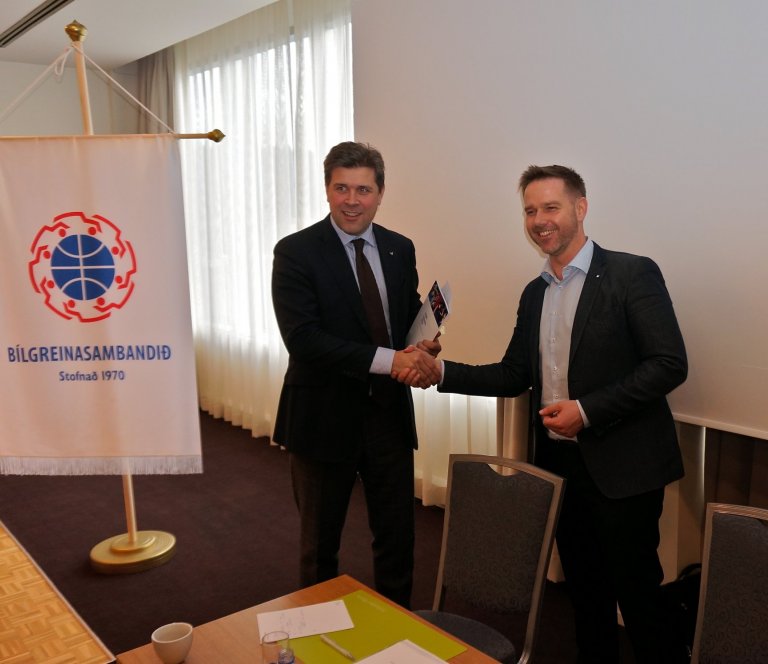 Aukin bílasala drifin áfram af sölu til einstaklinga og fyrirtækja