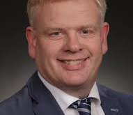 Hver lýtur sínum augum á silfrið.