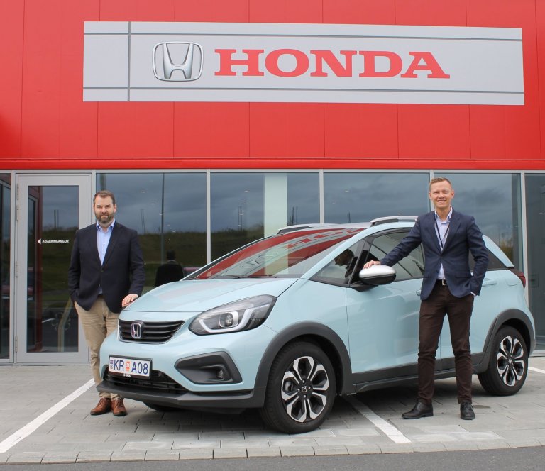 Hlynur Björn Pálmason og Baldur Ólafsson hjá Honda með Crosstar á milli sín.
