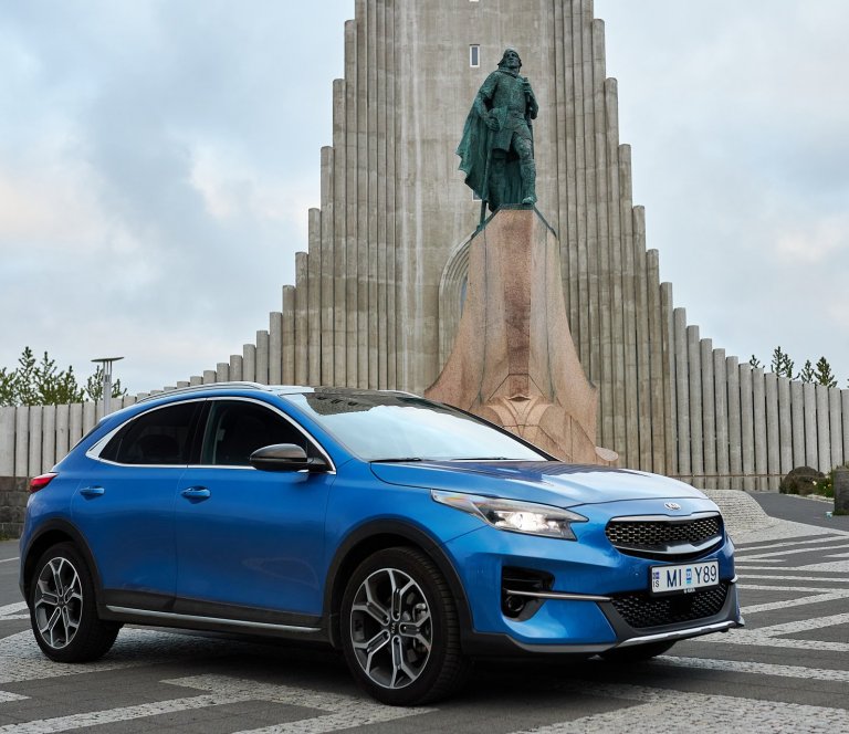 Kia X-Ceed fyrir framan Hallgrímskirkju