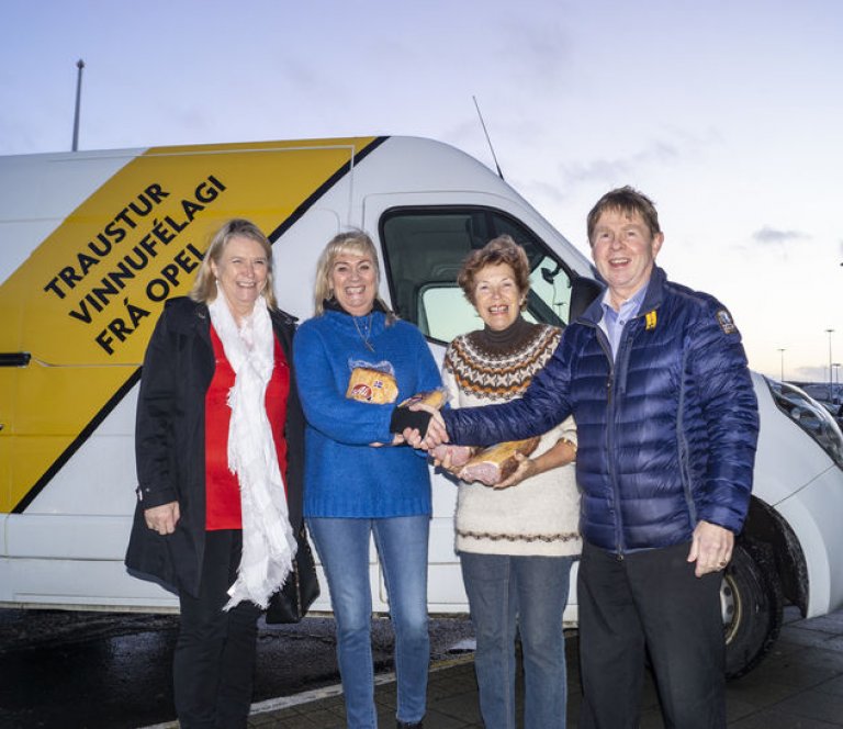 Bíla­búð Benna styrk­ir Mæðra­styrksnefnd