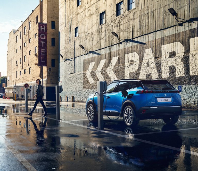 Forsala: NÝR 100% HREINN PEUGEOT e-2008 SUV RAFBÍLL MEÐ 310 KM. DRÆGNI!