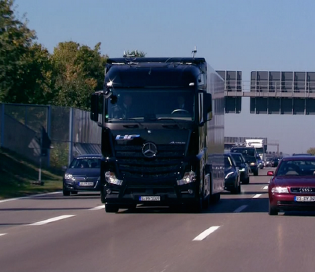 Sjálfakandi Actros flutningabíll