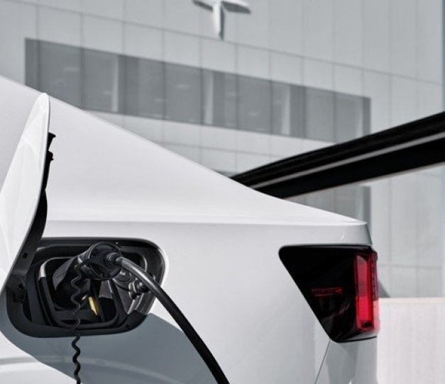 Sólarorkuver gangsett á þaki Polestar Reykjavík á Sumarsólstöðum við sólarupprás