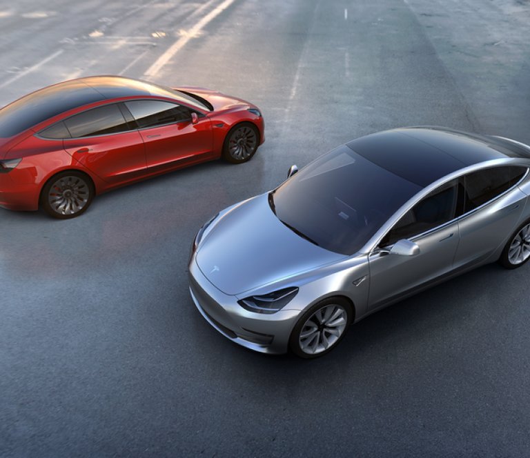 Tesla seg­ir hundruð starfs­manna upp