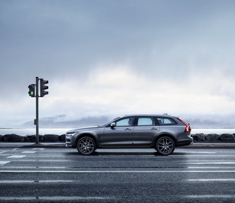 V90 Cross Coun­try svipt­ur hul­um